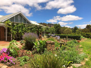 Belkampar Retreat - Authentic Farm Style Home - Perfect For Families and Large Groups!